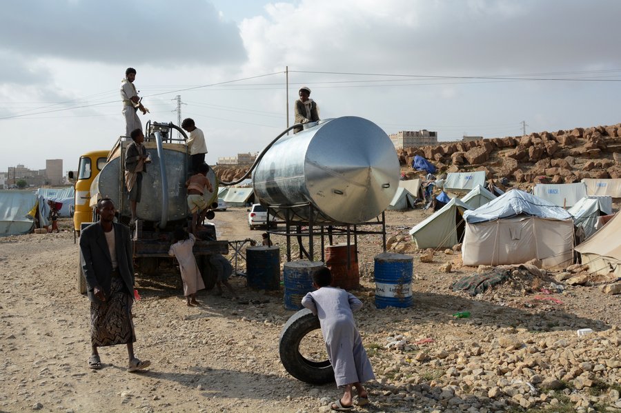 Water is being trucked into a displacement camp where about 200 muhamasheen families, displaced from Sa’ada, live.