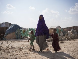 Displaced woman with her children