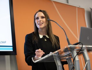 Jennifer Doherty presenting at ALNAP's Explain event